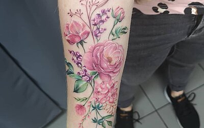 Zarte Blumen auf dem Unterarm