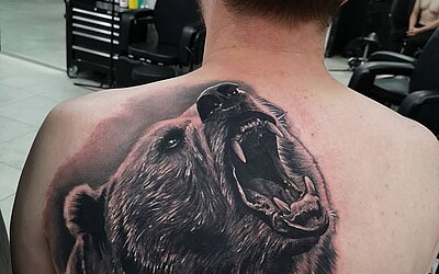 Ein Bären Tattoo auf dem Rücken