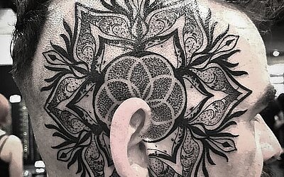 Mandala Tattoo auf dem Kopf über dem rechten Ohr