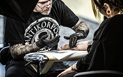 Ein frisches Black & Grey Tattoo in der Entstehung