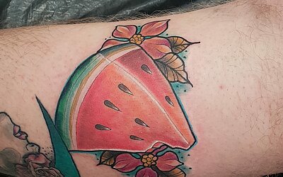 Ein Wassermelonen Tattoo unter dem Knie