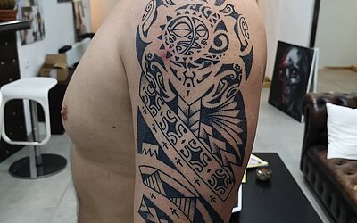 Tribal Tattoo auf dem Oberarm