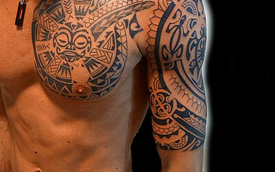 Schulter und Brust Tattoo im Maori Stil 