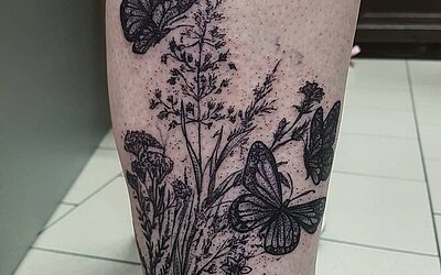 Sketchtattoo, Blumen, Schmetterling, Beintattoo