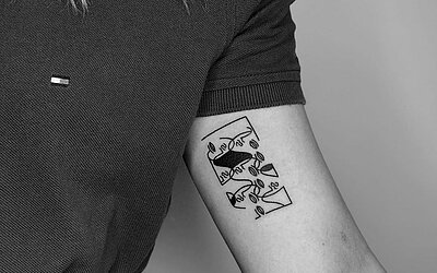 Illustratives Tattoo innen auf dem Oberarm