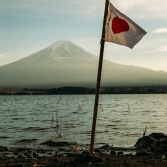 Japanische Flagge am Ufer