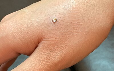 Ein Hand Piercing unter dem Daumen an der Hand Oberfläche