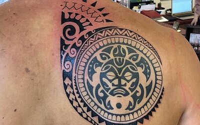 Maori Tattoo auf der rechten Schulter 