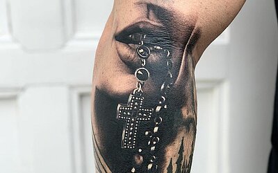 Realistic Tattoo auf dem Arm, Mund, Kreuzkette