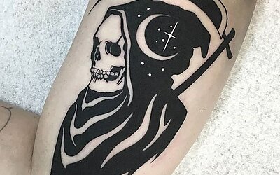 Blackwork Tattoo als Sensenmann