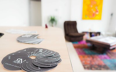Empfangstresen mit Visitenkarten