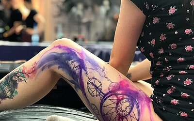 Watercolor Tattoo auf einem Oberschenkel außen von Tina Stück