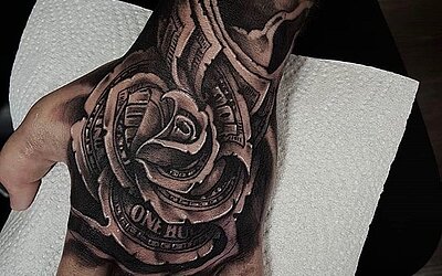 Rose als Hand Tattoo