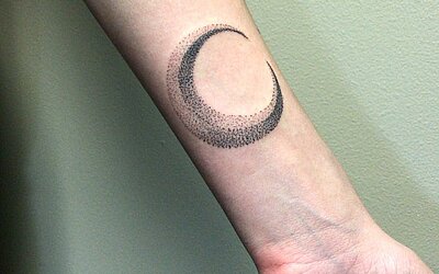 Motivo della luna realizzato in stile dotwork