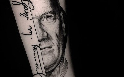 Halbes Portrait, Armtattoo, Mann, Schrift