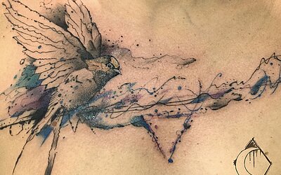 Sehr feines Watercolor Tattoo in Form eines Vogels