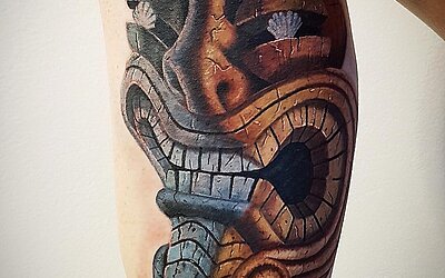 Surrealistisches Tattoo auf dem Oberarm