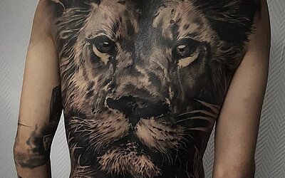 Rücken Tattoo mit einem Löwen