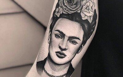 Portrait Tattoo, Frida Kahlo, Oberarm, Blumen