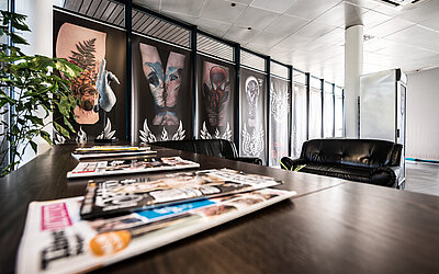 Die Holztheke des Tattoo Studios