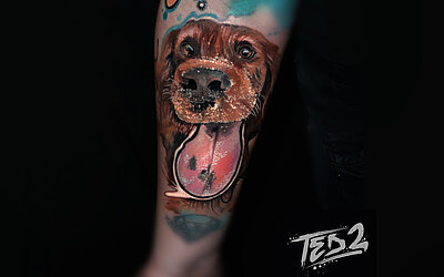 Hundtattoo, Arm, bunt, Zunge 