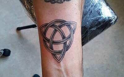 Bedeutung schwarzes dreieck tattoo Arrow Tattoos