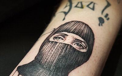 Porträt Tattoo mit Sturmmaske