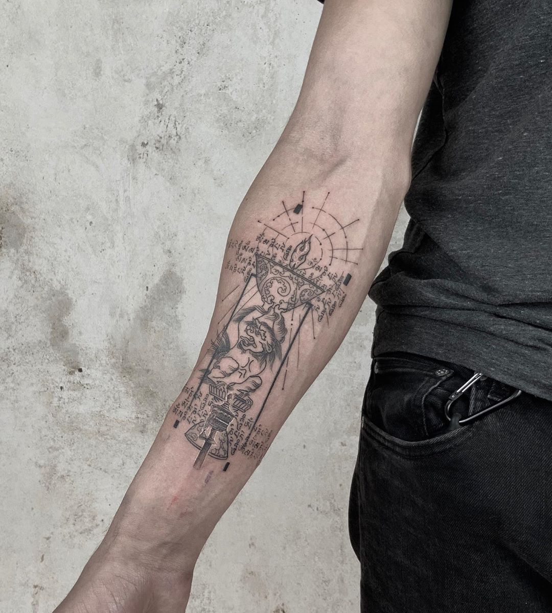 Instagram @iuri.ink. feines Geometric TattooQuelle. 