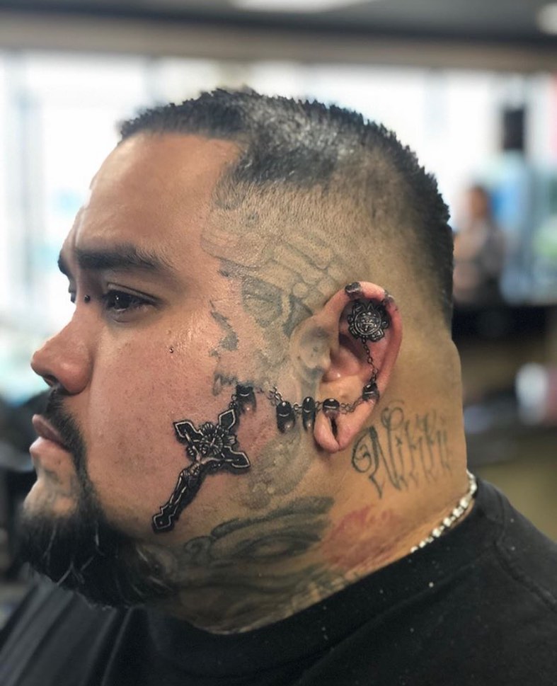 Tattoo hals mann kreuz