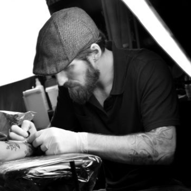 Der Tätowierer bei der Arbeit