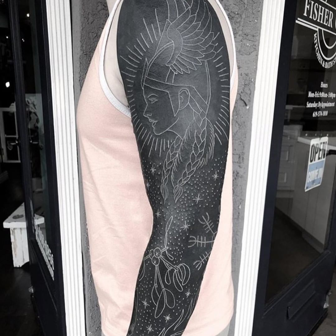 Heavy Blackwork Wenn Schmerz die Farbe besiegt
