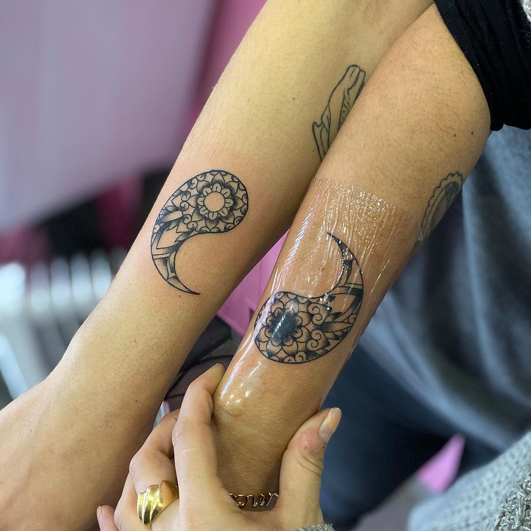 Tattoo in Folie packen wie lange?